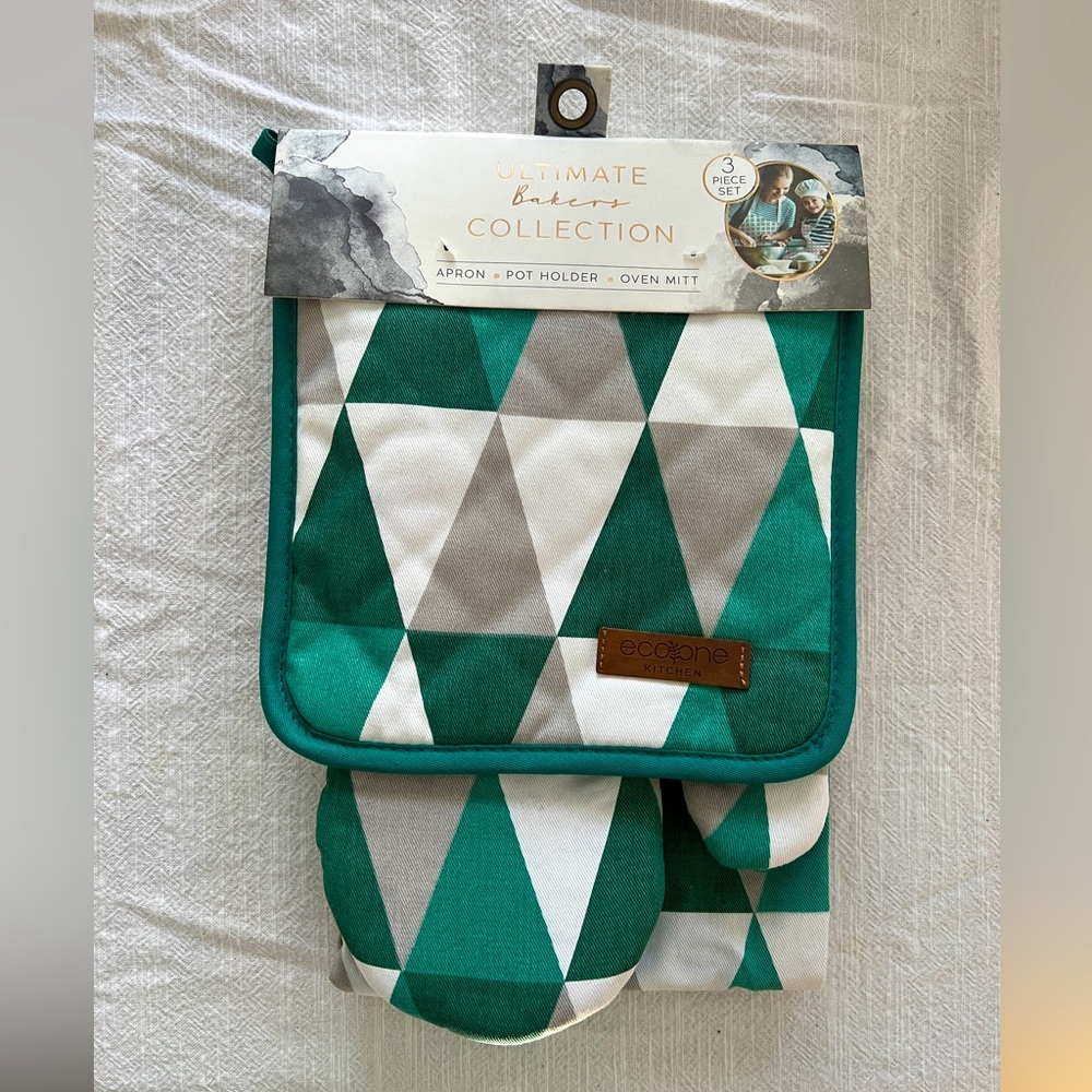 NWT Apron and Oven Mitt Set